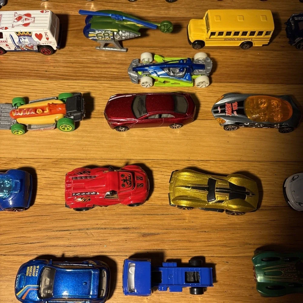 Lot Of 35 Hot Wheels/Matchbox diecast toy cars, trucks, buses
